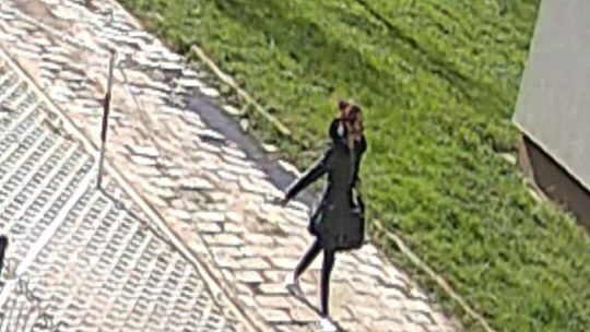 Policja poszukuje tej kobiety. Jest odpowiedzialna za kradzież na "policjanta"