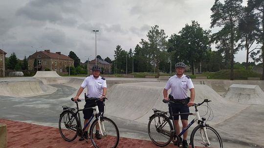 Policjanci na rowerach patrolują okolicę