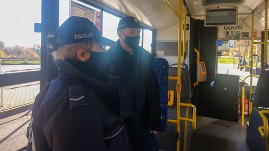 Policjanci nieustannie kontrolują różne placówki i komunikację zbiorową