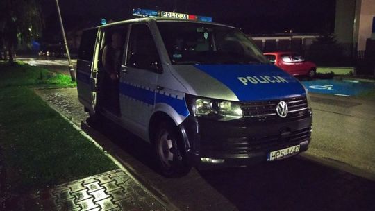 Policjanci udzielili pomocy seniorowi i nie dopuścili do jego wychłodzenia