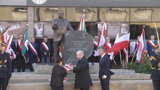 Pomnik Przemysława Gosiewskiego uroczyście odsłonięty. Byli rodzice wicepremiera i Jarosław Kaczyński