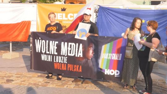 „Popularne portale będę kolejnym celem PiS”. Manifestacja w obronie wolnych mediów