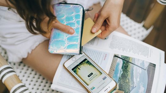 Portfele damskie w kwiaty – wiosenny akcent, który doda stylu