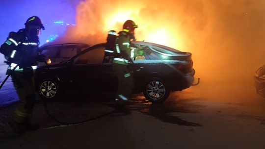 Pożar auta na osiedlowym parkingu w Końskich. Ogień objął trzy pojazdy