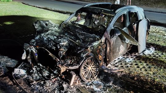 Pożar na parkingu w Sielpi, doszczętnie spłonęło Porsche