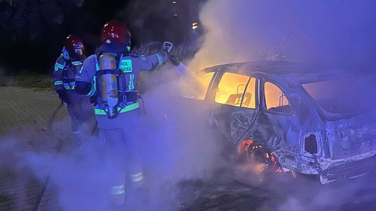 Pożar samochodu w nocy z soboty na niedzielę. Służby prowadzą dochodzenie