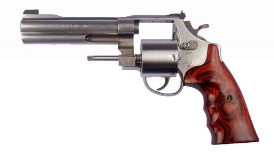 Pracownica sortowni odzieży w Kielcach znalazła w przesyłce broń