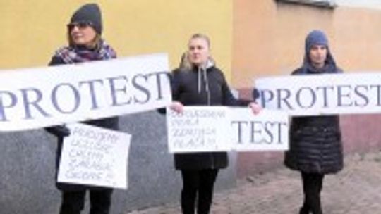 Pracownicy prokuratury dołączyli do protestu. "Pracujemy uczciwie, chcemy zarabiać godnie"