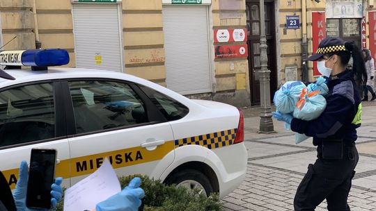 Pracownicy teatru przekazują kolejną partię odzieży ochronnej