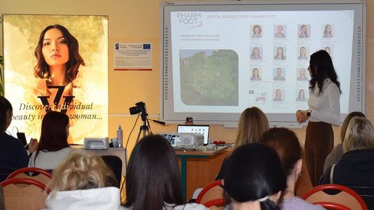 Praktyczna lekcja dla przyszłych fryzjerów z innowacją kosmetyczną