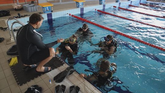 Praktyka czyni mistrza. Młodzi adepci nurkowania szkolą się na basenie „Foka”