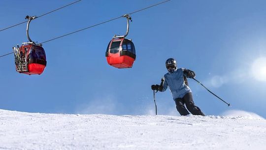 Projekt dot. obostrzeń: przywileje dla zaszczepionych, stoki narciarskie zamknięte