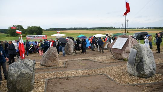 Prokuratura sprawdza treści umieszczone na nowym „miejscu pamięci” w Jedwabnem