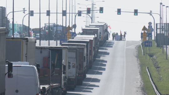 Protest trwa. Rolnicy zablokowali drogi dojazdowe do Kielc