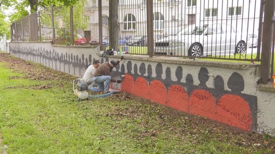 Przed Teatrem im. Stefana Żeromskiego powstaje mural
