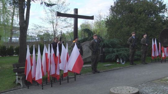 Przerzucajmy nasze serca za mur - kwiaty i znicze złożone pod symbolicznym grobem na Cmentarzu Partyzanckim w Kielcach