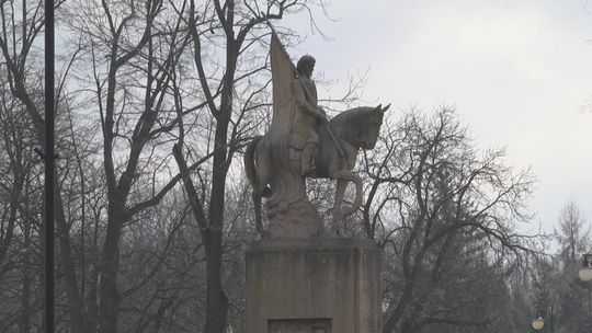 Przeturlają Kościuszkę o kilka metrów