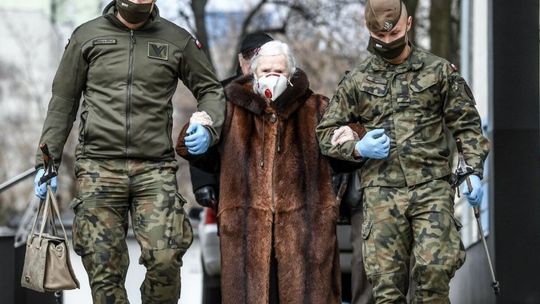 Przez ostatnie pół roku pod tym numerem dyżurowali Terytorialsi, którzy pomagali seniorom 