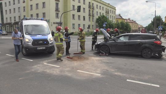 Przez skrzyżowanie na czerwonym świetle