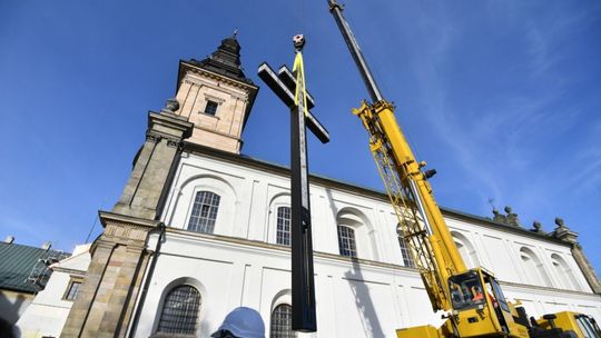 Przy bazylice na Świętym Krzyżu ustawiono krzyż morowy