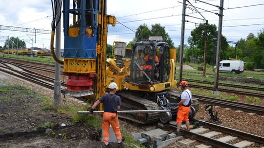 Przy budowie wiaduktu nad torami rozpoczęły się prace związane z przygotowaniem fundamentów sieci trakcyjnej