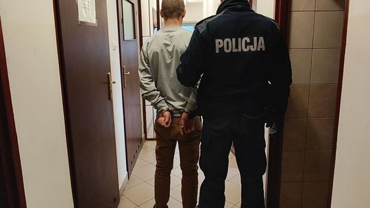 W sobotę policjanci z Komisariatu Policji w Sędziszowie zwrócili uwagę na volkswagena, którego kierujący na widok radiowozu znacząco zwiększył prędkość swojego auta. Pomimo sygnałów świetlnych i dźwiękowych mężczyzna nie zatrzymał się do kontroli. Po pościgu okazało się, że siedzący za kie...