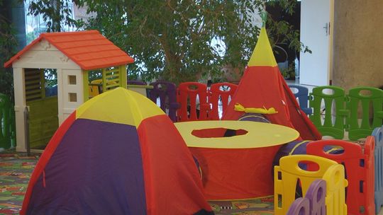 Rodzice na koncercie, dzieci pod opieką