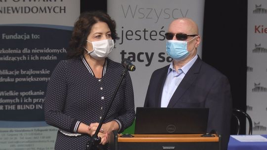 Rozmowy o problemach osób niewidzących lub słabowidzących w Kieleckim Centrum Kultury