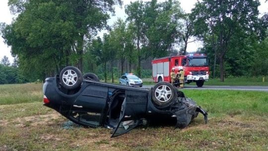 Samochód w Celinach dachował,  73-latek trafił do szpitala