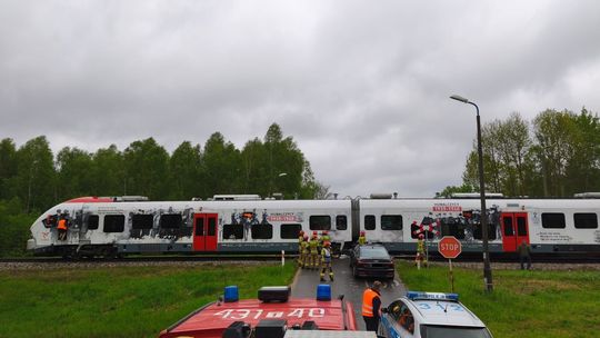 Samochód wjechał pod pociąg