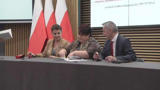 Samorządy podpisały umowy na zadania z Funduszu Solidarnościowego. Ponad 1,5 mln zł trafi do powiatu skarżyskiego