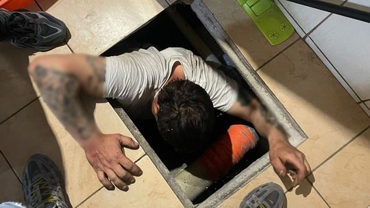 Schował się przed policją pod podłogą Schował się przed policją pod podłogą