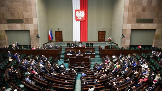 Sejm uchwalił nowelizację ustawy podwyższającą świadczenie 500 plus do 800 zł