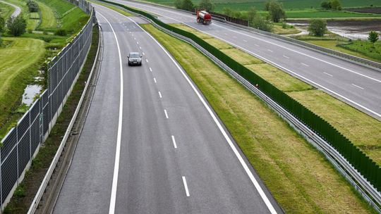 Sejm za ustawą znoszącą opłaty autostradowe i zakazującą wyprzedzania się ciężarówek na autostradach