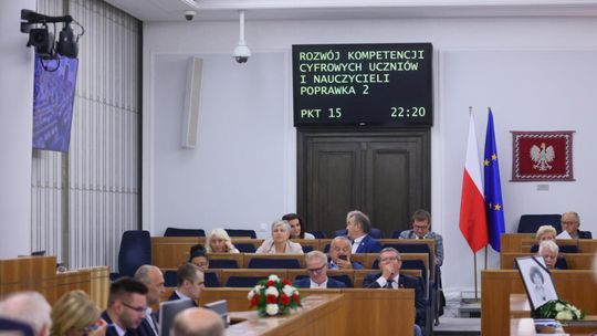 Senat przyjął poprawki do ustawy o laptopach dla uczniów i bonach dla nauczycieli