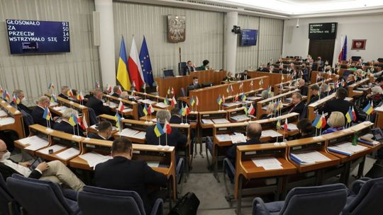 Senat przyjął z poprawkami ustawę o pomocy obywatelom Ukrainy