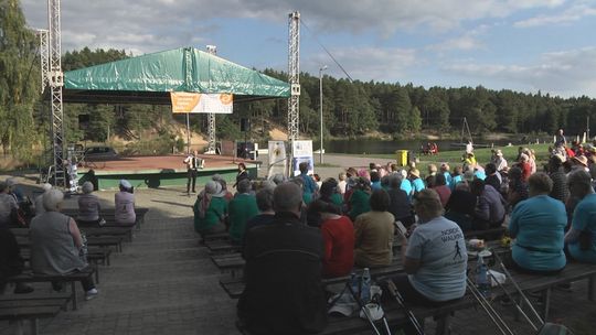 Seniorzy maszerowali malowniczą trasą po gminie Zagnańsk