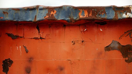 Seria nocnych pożarów śmietników w Kielcach – spłonęło osiem altan, uszkodzono kilka aut