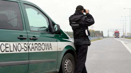 Służby zlikwidowały nielegalną fabrykę papierosów, zabezpieczyły towar wart 1,7 mln zł