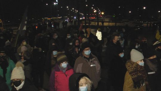 „Spotykamy się aby wyrazić swój gniew i bunt”. Kolejna odsłona Strajku Kobiet w Kielcach