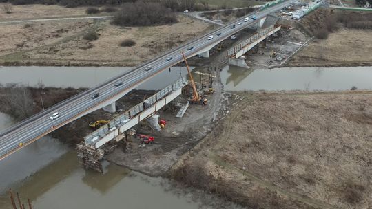 Stalowa konstrukcja mostu w Sandomierzu coraz dłuższa