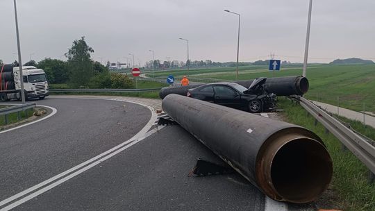 Stalowe, ciężkie rury uszkodziły samochód