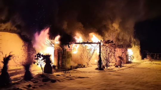 Strażacy opanowali ogień w garażu i budynku gospodarczym