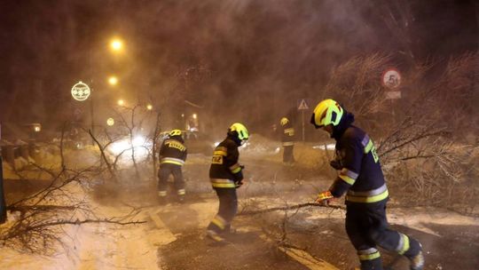 Strażacy: ponad 1,8 tys. interwencji z powodu śniegu i silnego wiatru