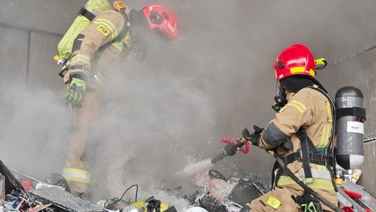 Strażacy walczyli z ogniem na terenie zakładu recyklingu