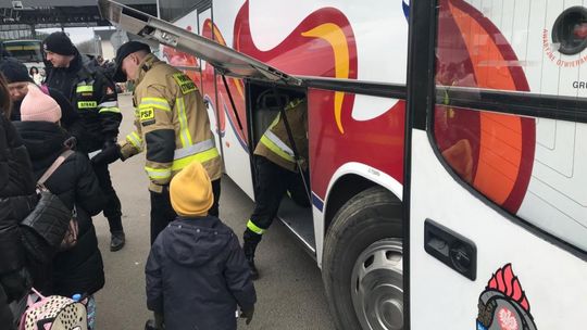 Strażacy z koneckiej Jednostki Ratowniczo-Gaśniczej przewożą ukraińskich uchodźców