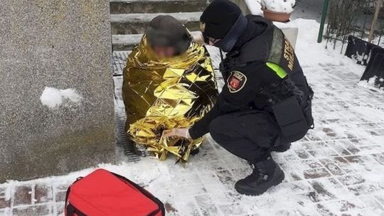 Strażnicy miejscy uratowali mężczyznę, który był bliski zamarznięcia