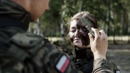 Strzelanie i ewakuacja rannego z pola walki. Za nimi sprawdzian na poligonie