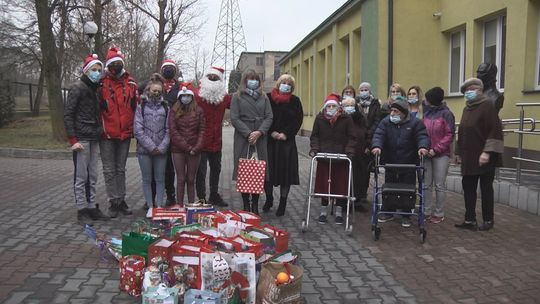 Świąteczne paczki dla seniorów. Akcja charytatywna dwóch placówek edukacyjnych