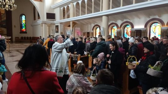 Święcenie pokarmu w parafii Chrystusa Odkupiciela w Nowinach 